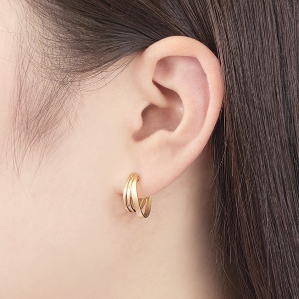 新製品情報も満載 【美品】 k18アメリカンピアス - ピアス ...