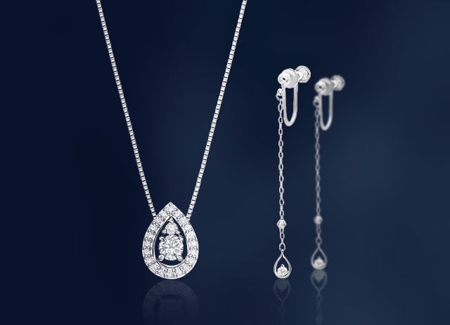 �y2025�N �G��LEE10�����f�ځz2025�c�c�~Autumncollection �b�݂̉J���C���[�W����TSUTSUMI�I���W�i���u�����h�wBlessed Rain�x�̃u�����h�a��10���N���L�O�����~�蒍���J�̂��������A�V���{���b�N�Ƀf�U�C�������������ꂽ�v���`�i�_�C�������h�l�b�N���X�Ǝ����ŉ؂₩�ɗh��郍���O�^�C�v��K18�z���C�g�S�[���h�_�C�������h�C�������O