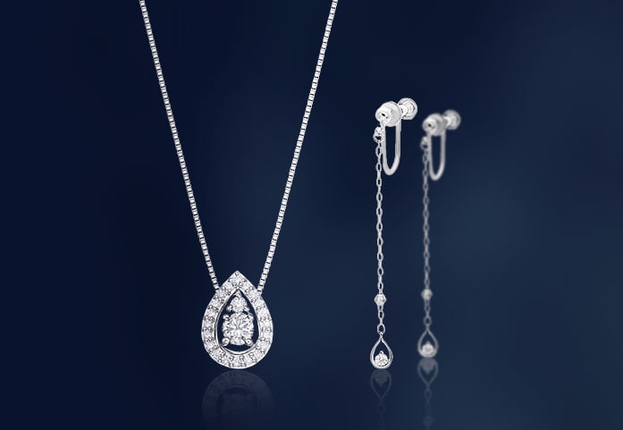 �y2025�N �G��LEE10�����f�ځz2025�c�c�~Autumncollection �b�݂̉J���C���[�W����TSUTSUMI�I���W�i���u�����h�wBlessed Rain�x�̃u�����h�a��10���N���L�O�����~�蒍���J�̂��������A�V���{���b�N�Ƀf�U�C�������������ꂽ�v���`�i�_�C�������h�l�b�N���X�Ǝ����ŉ؂₩�ɗh��郍���O�^�C�v��K18�z���C�g�S�[���h�_�C�������h�C�������O