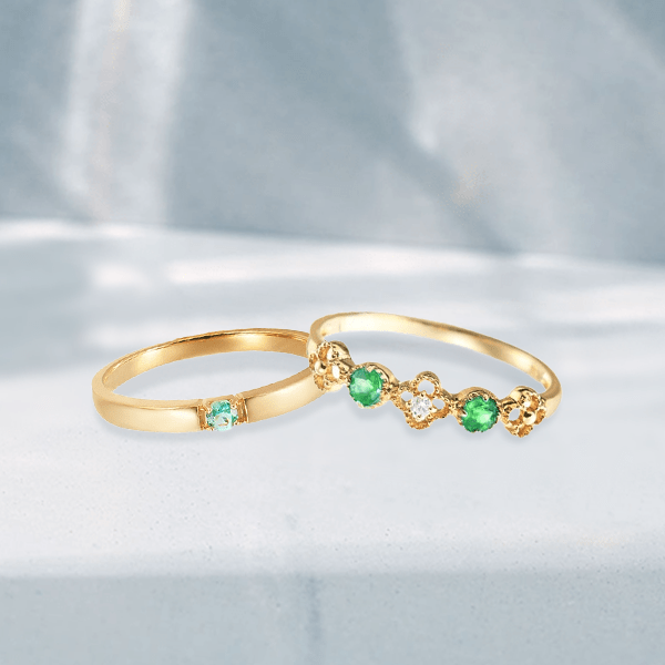 エメラルドのピンキーリングで指にアクセントを