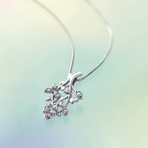 �v���[���g�E�����ւ̂��J���ɃI�X�X���I�y2025 �c�c�~ Wintercollection - Spring Fields - �z���Ȃ₩�Ȏ}�Ԃ�ɁA���߂��_�C�������h��z�u�����{�^�j�J�����`�[�t�̃l�b�N���X