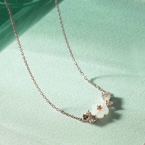 �v���[���g�E�����ւ̂��J���ɃI�X�X���I�y2025 �c�c�~ Wintercollection - Spring Fields - �z�V�F���̃t�����[����ۓI�ȃt�����[���`�[�t�̃l�b�N���X