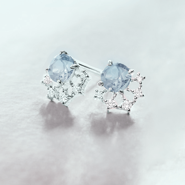 �A�N�A�}�����~�z���C�g�S�[���h�̃s�A�X�ŏ�i�Ȉ�ۂ�