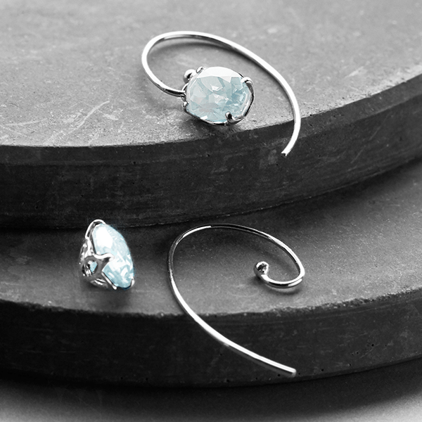 �ǂ�ȃR�[�f�ɂ��f���镁�i�g���̃A�N�A�}�����s�A�X