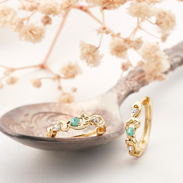 5月の誕生石エメラルドピアス｜耳元を彩るグリーンの輝き|TSUTSUMI