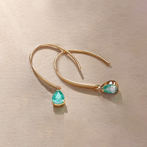 5月の誕生石エメラルドピアス｜耳元を彩るグリーンの輝き|TSUTSUMI