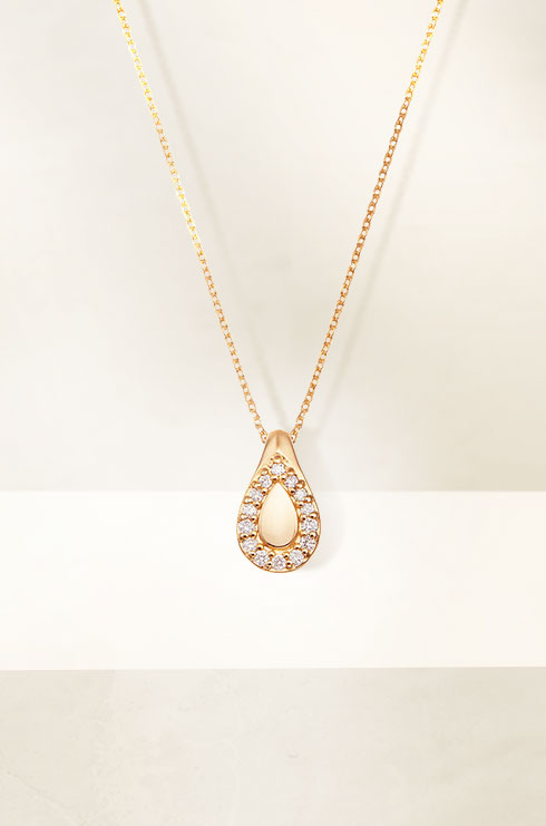 �y�c�c�~ 2024 Summer Collection Blessed Rain�z��l�̃f�R���e�����������������󂯂Ă���߂����������_�C�������h�ŏۂ���K18�C�G���[�S�[���h�_�C�������h�l�b�N���X