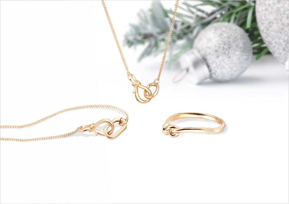 �y�c�c�~ 2024 Winter Collection -LINK to FUTURE-�z�́u�J�v���C���[�W�����m�b�g(���і�)���`�[�t�̃l�b�N���X�E�����O�E�u���X���b�g