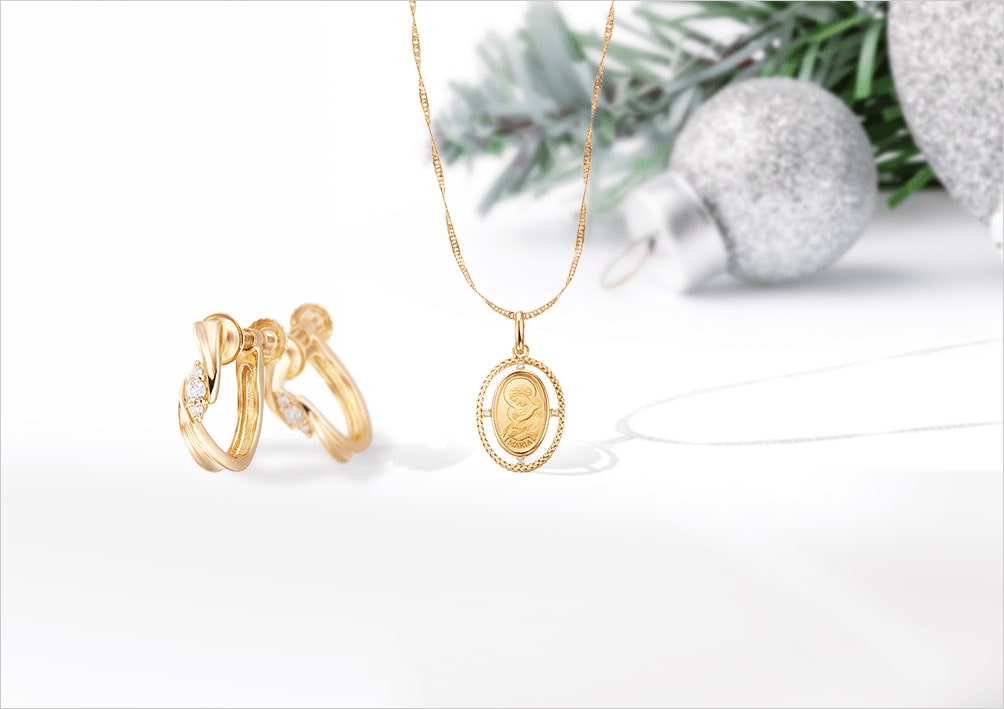 �y�c�c�~ 2024 Winter Collection -LINK to FUTURE-�z�Ƒ����J���ے�����c�q�C�G�X���������}���A���`���ꂽ�C���S�b�g�̃y���_���g�g�b�v�A�P�{�Œ����Ă��l�ɂȂ�X�N�����[�^�C�v��K18�C�G���[�S�[���h�l�b�N���X�A ���ɂȂт����{����\������K18�C�G���[�S�[���h�_�C�������h�C�������O