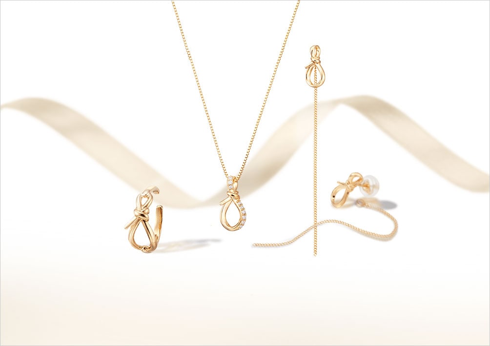 �y�c�c�~ 2024 Winter Collection -LINK to FUTURE-�z�́u�J�v���C���[�W�����m�b�g(���і�)���`�[�t�̃l�b�N���X�E�����O�E�u���X���b�g