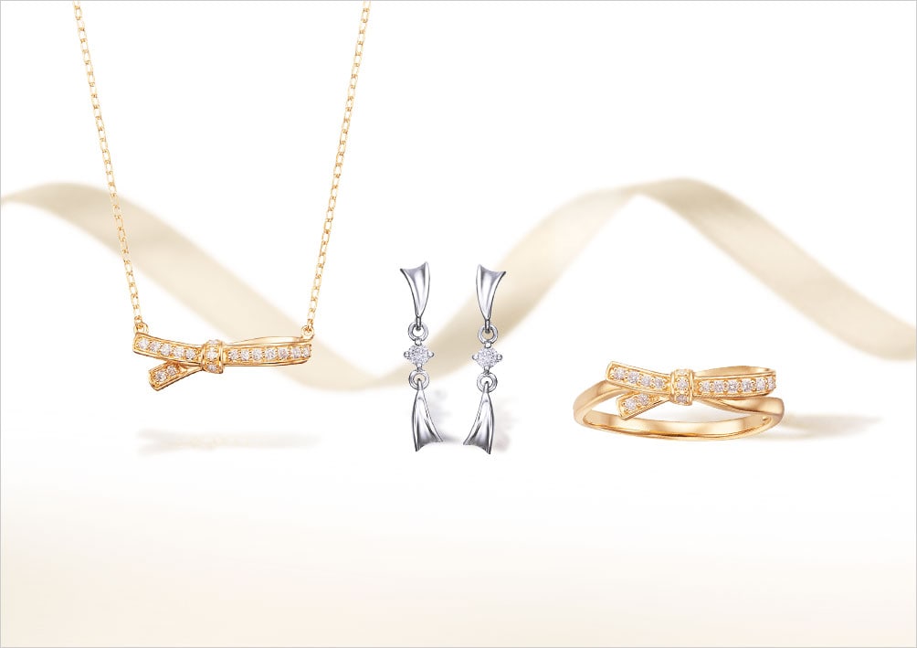 �y�c�c�~ 2024 Winter Collection -LINK to FUTURE-�z���񂾃��{�����f�U�C�������W���G���[�B�_�C�������h�̉؂₩�����߂��ƁA�������肵�����C���Ń��{���̊Â���}���A�X�^�C���b�V���Ȉ�ۂɎd�グ��K18�C�G���[�S�[���h�_�C�������h�l�b�N���X�A�v���`�i�_�C�������h�s�A�X�AK18�C�G���[�S�[���h�_�C�������h�����O